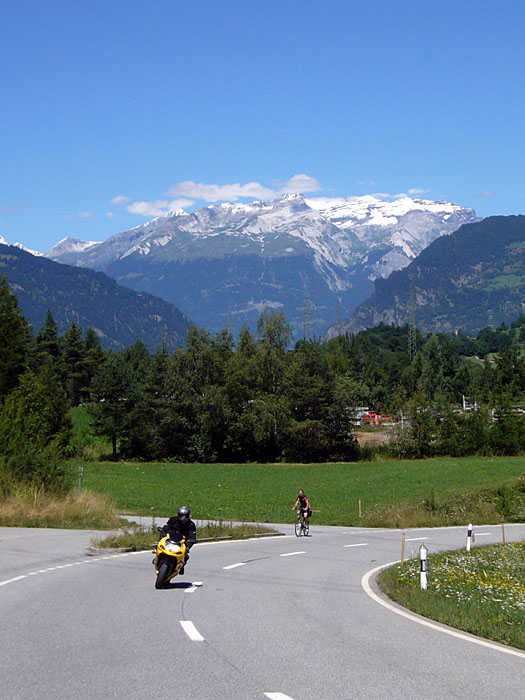 ... fallen einem auch die Steigungen leichter - dem Moppedfahrer sowieso ;-)