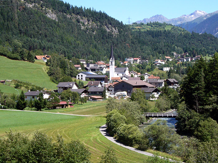 Hinter dem Ort warten schon die Berge