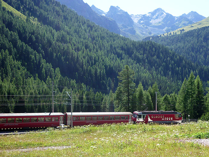 Ausfahrt des Glacier Express aus dem Bahnhof von Preda