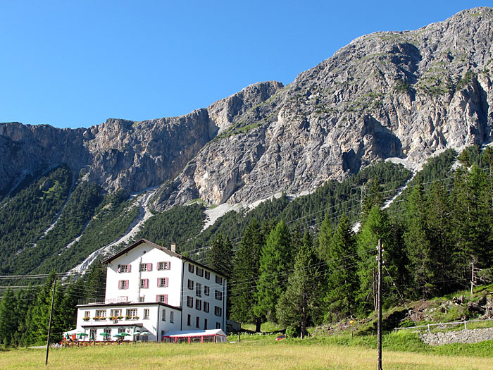 Unser Hotel, vom Bahnhof aus gesehen
