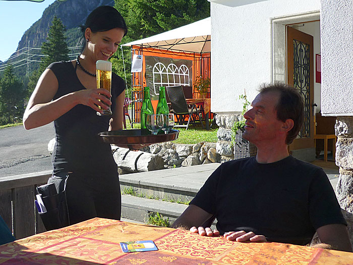 ... mit frisch gezapftem Bier