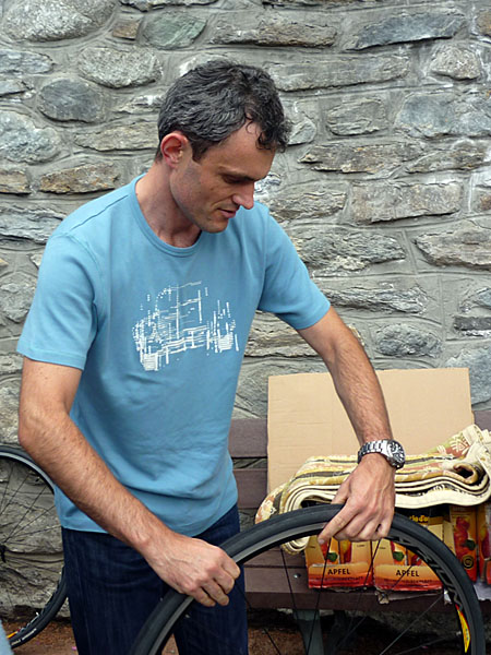 J&uuml;rgen baut sein Rad zusammen