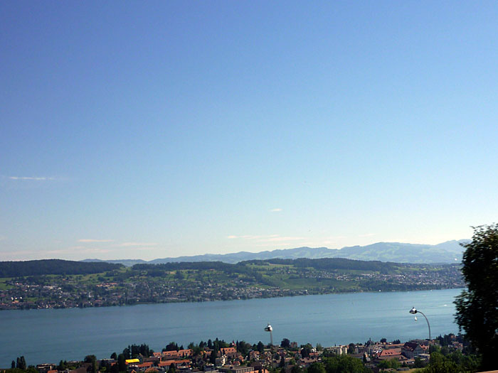 An den Autofenstern fliegt die Landschaft vorbei ...