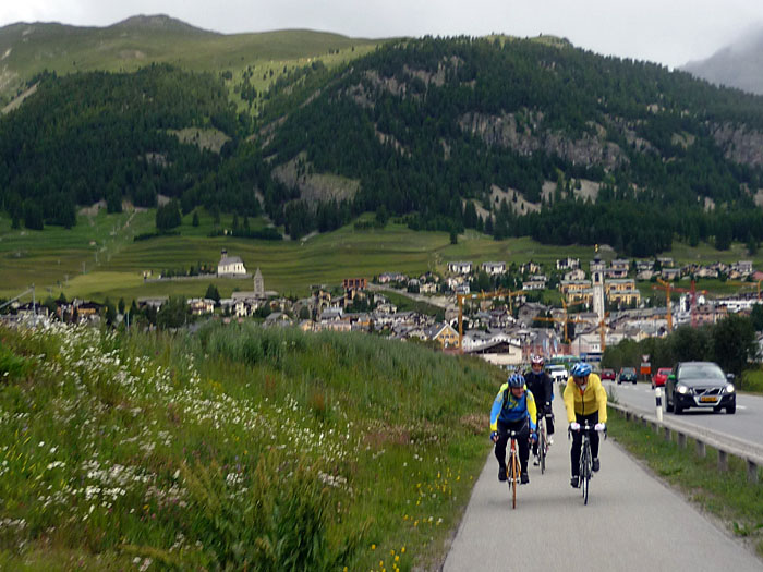 Der Radweg bringt uns von der Stra&szlig;e runter