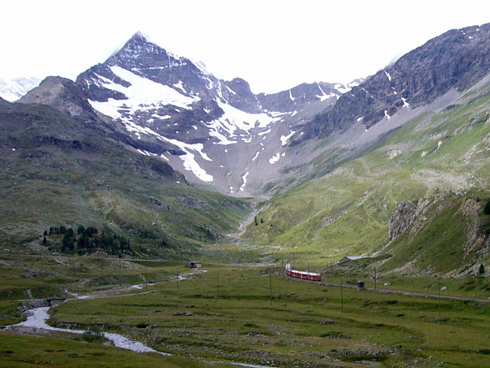 Die R&auml;thische Bahn vor frostiger Kulisse