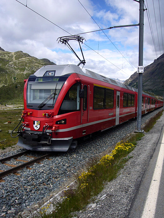 Und jetzt ist die Bahn ganz nah an der Stra&szlig;e