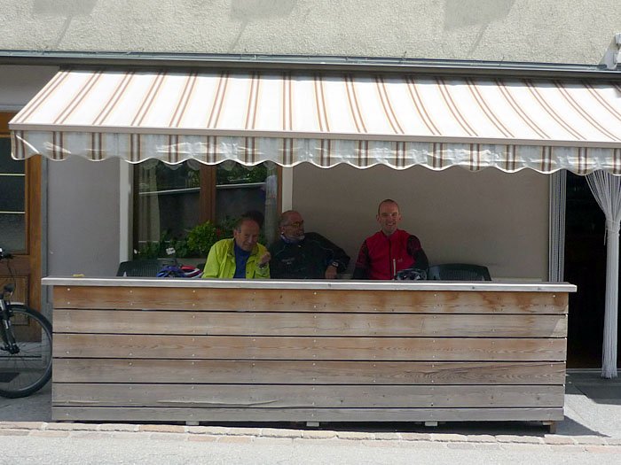 W&auml;hrend der Schuldige - ich will hier keine Namen nennen ;-) - im Caf&eacute; wartet ...