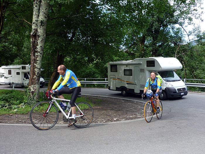 Kehre um Kehre arbeiten wir uns nach oben ...