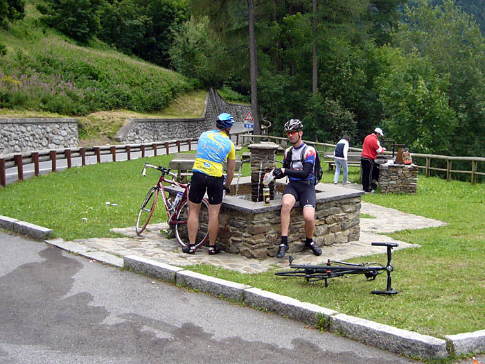An einem Brunnen f&uuml;llen wir Wasser nach