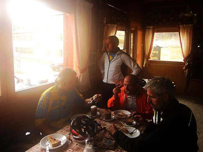 Milchkaffee und Kuchen w&auml;rmen nur zum Teil