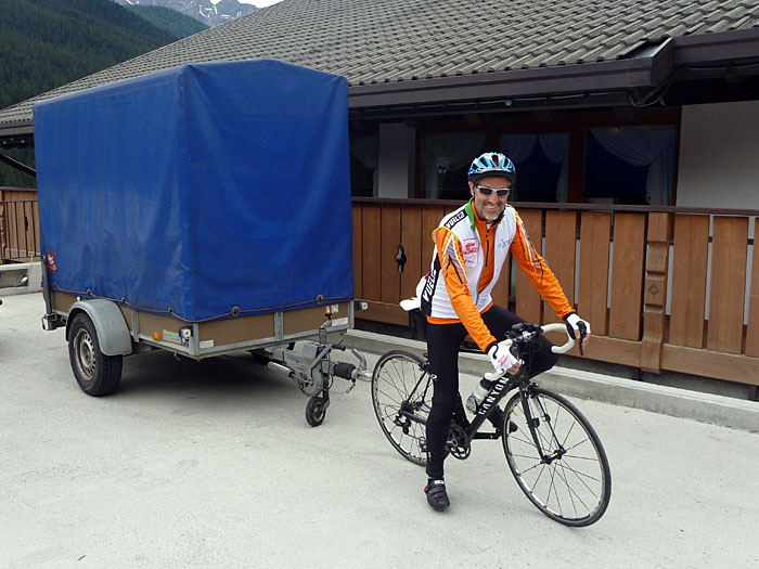 Sepp bekommt den H&auml;nger ans Fahrrad, damit er etwas ruhiger wird ;-)