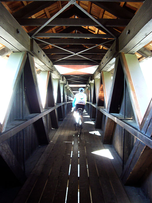 Holzbr&uuml;cke &uuml;ber den Etsch