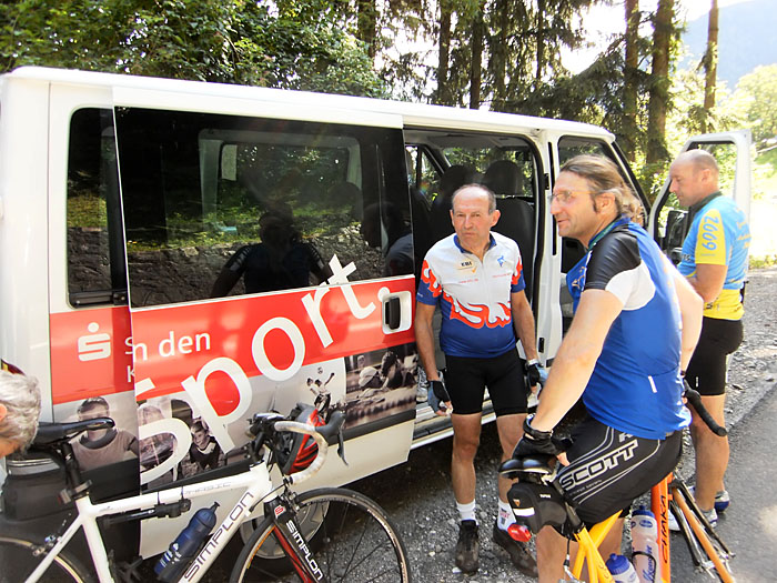 K&auml;sepause am Marketender-Wagen