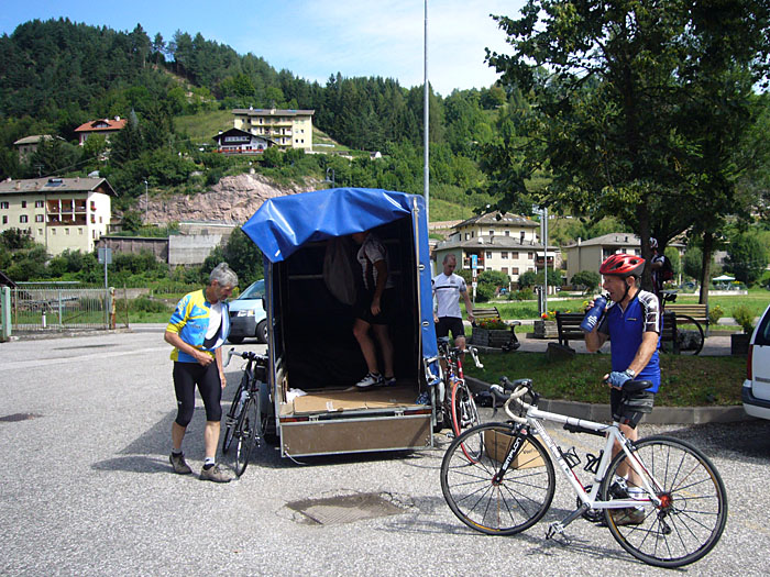 Am Etappenstart in Molina werden die R&auml;der ausgeladen