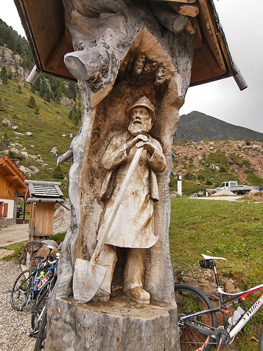 Fr&uuml;her plagte man sich mit Schaufeln, heute mit Fahrr&auml;dern