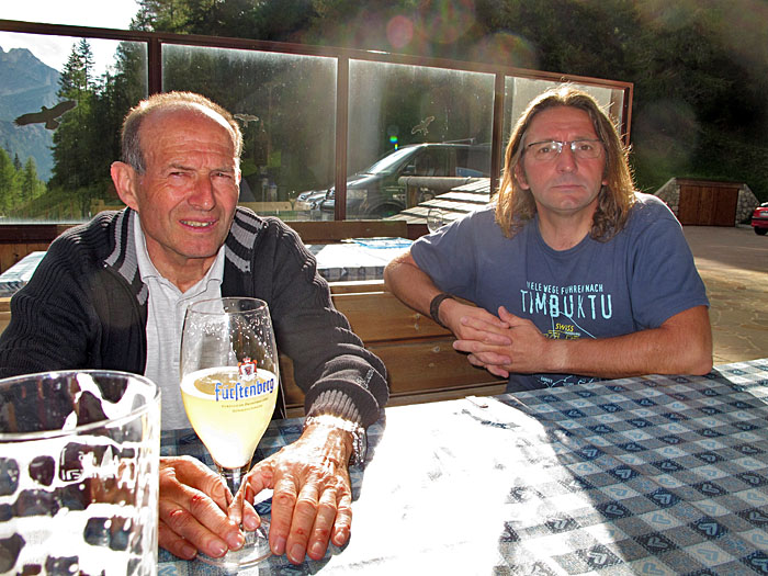 Hanspeter und Carlo bewundern den Monte Pelmo ...