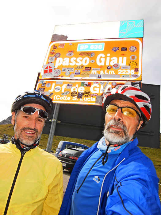 ... w&auml;hrend Sepp und Wolfgang schon die Bergankunft feiern