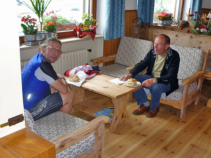 Carlo und Hanspeter warten im Warmen
