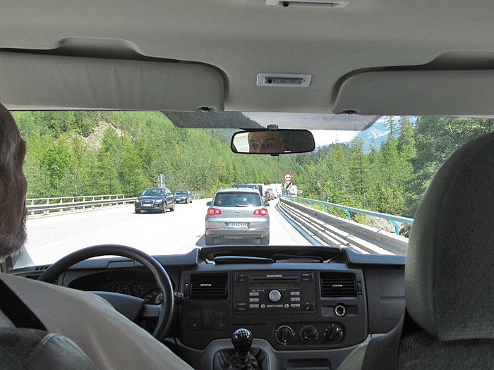 Die Strafe folgt auf dem Fu&szlig;e, wir stehen im Stau :-(