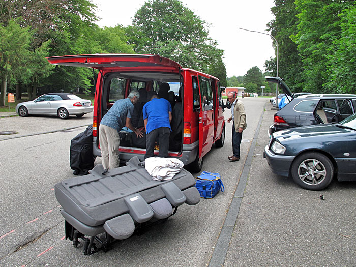 Die R&uuml;ckbank wird ausgebaut ...
