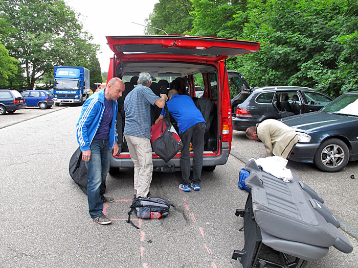Einladen der R&auml;der... damit Gep&auml;ck und Fahrr&auml;der ins Auto passen