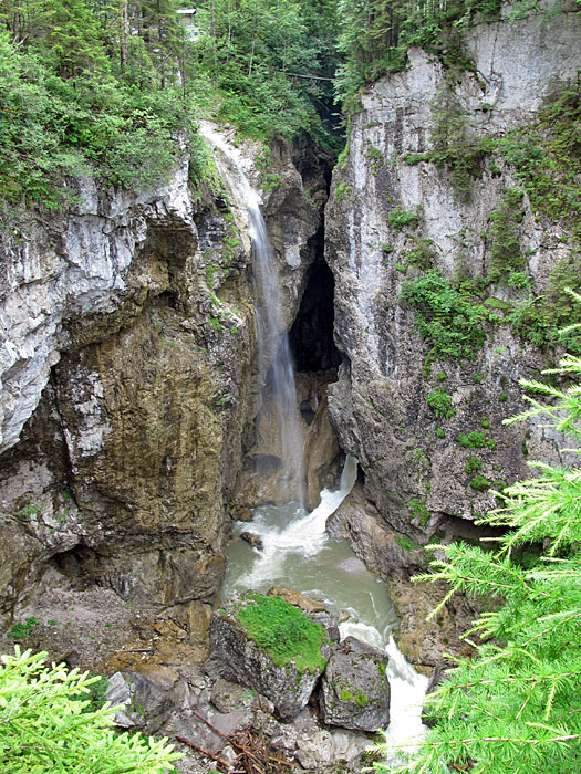 Schlucht mit Wasserfall