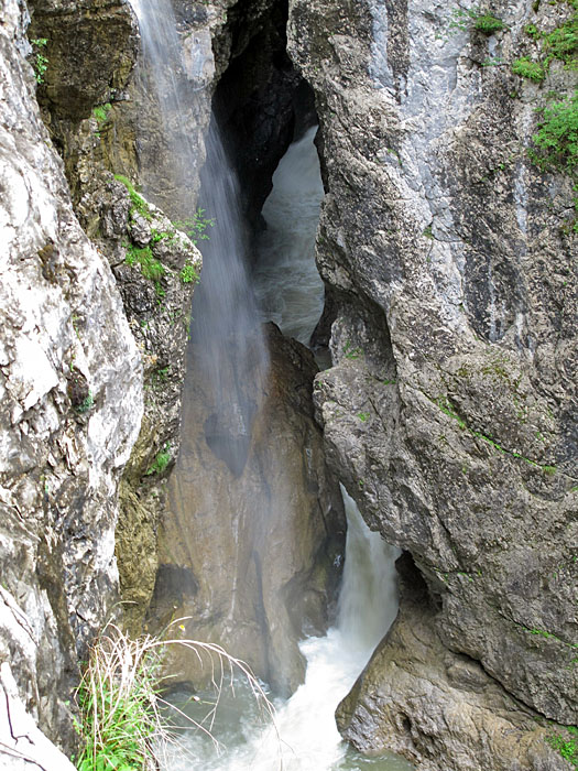 Hier st&uuml;rzt das Wasser ins Tal