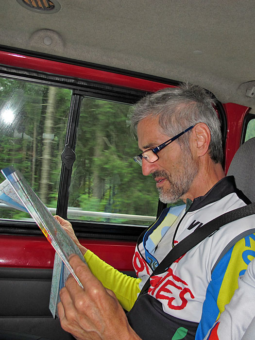 Die "&auml;lteren" Herren bevorzugen Papier ...