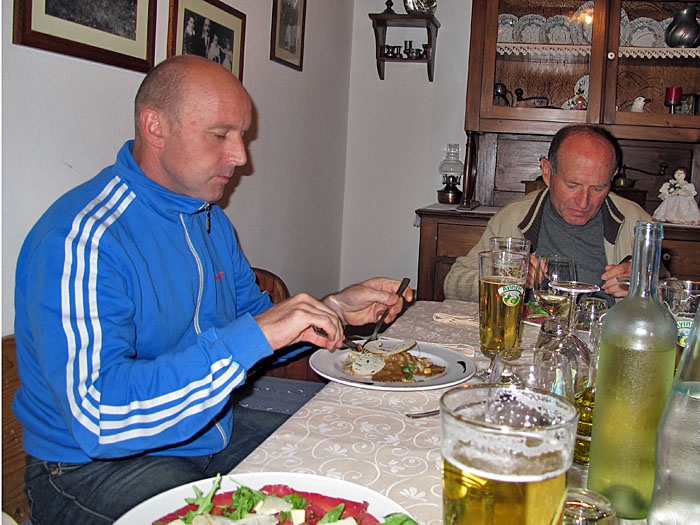 Reini und Hanspeter lassen es sich schmecken