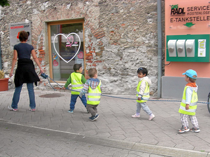 Hier werden die Kinder an Stricken durch die Stra&szlig;en gezogen ;-)