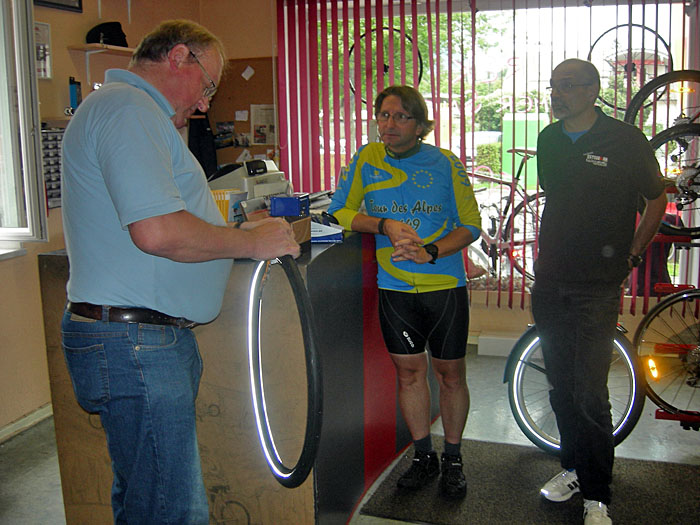 Nach dem Monte Zoncolan und den nachfolgenden steilen P&auml;ssen, versuchen wir in Villach eine Kompaktkurbel f&uuml;r Wolfgangs Rad zu bekommen