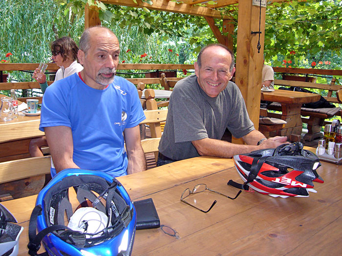 Wolfgang und Hanspeter warten auf den Kuchen