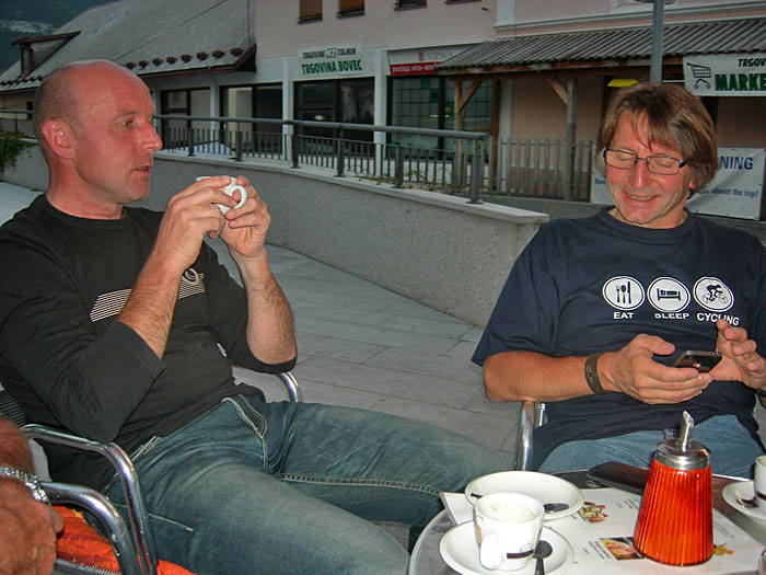 Nach dem Abendessen in einem Caf&eacute; in Bovec