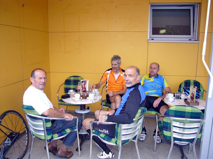 Kaffeepause in einem Dorf