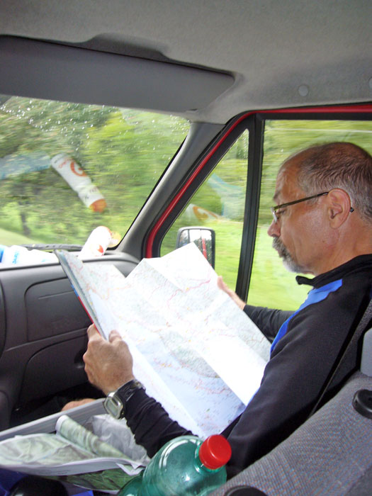 Genau auf der Passh&ouml;he treibt uns der Regen wieder ins Auto