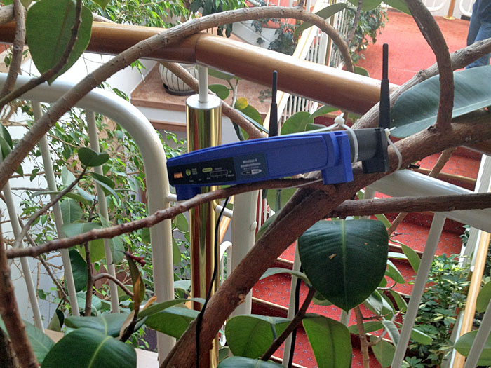 Kreative Anbringung des Routers im Hotel ;-)