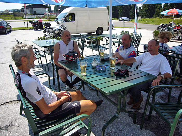 Am Gaberlhaus warten wir auf die Frittatensuppe