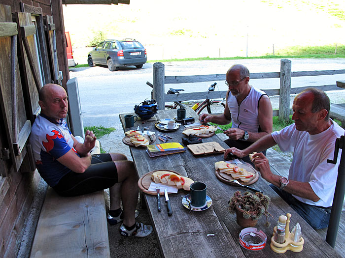 Riesenk&auml;sebrote an einer H&uuml;tte