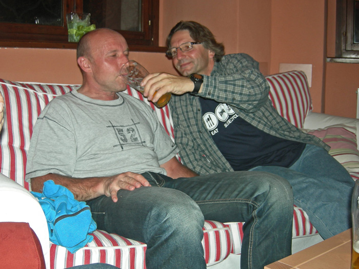 Manch einer kann das Glas nicht mehr selbst halten ;-)