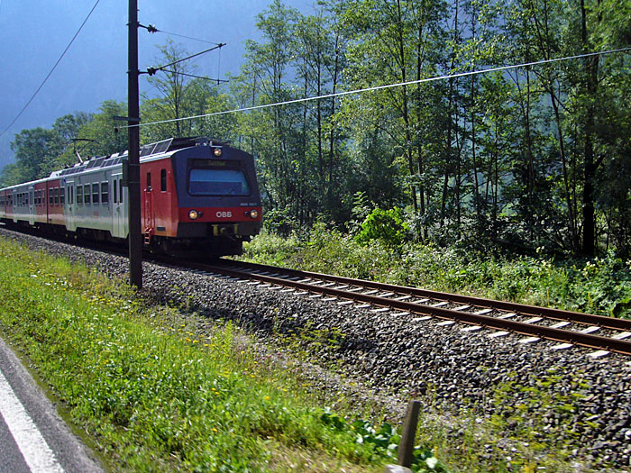 ... aber solange der Zug auf seinen Schienen bleibt, geht's ;-)