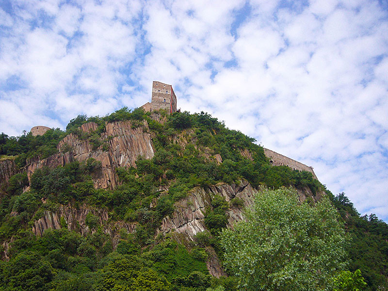Der Radweg nach Auer f&uuml;hrt direkt unterhalb der Burg entlang