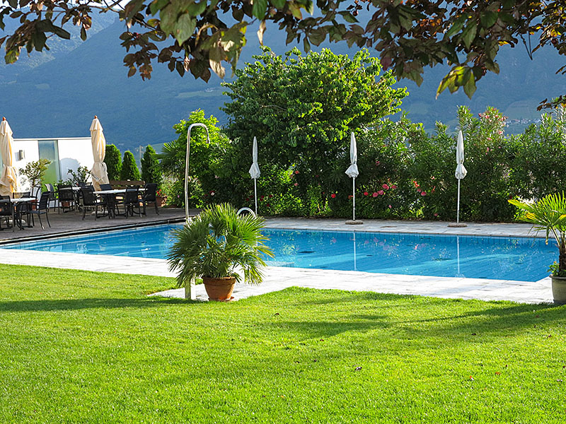 Der Pool des Hotels liegt jungfr&auml;ulich da ...