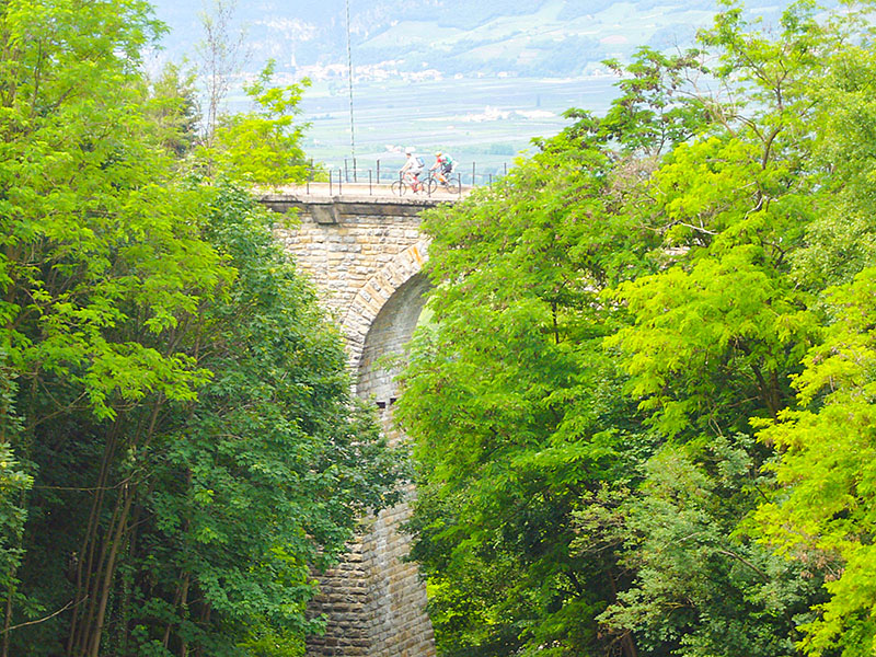 Nach einer Kehre sehen wir das Viadukt noch einmal