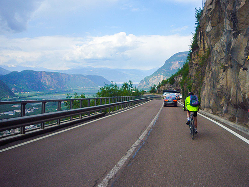 Zun&auml;chst geht es auf der Stra&szlig;e nach Auer zur&uuml;ck