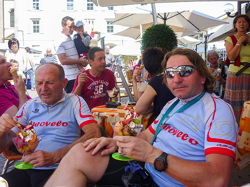 In der Eisdiele ist die H&ouml;lle los, kein Wunder bei dem Wetter