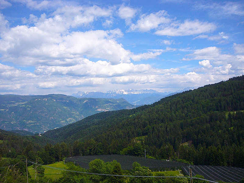 Unterwegs hat man sch&ouml;ne Ausblicke in die T&auml;ler