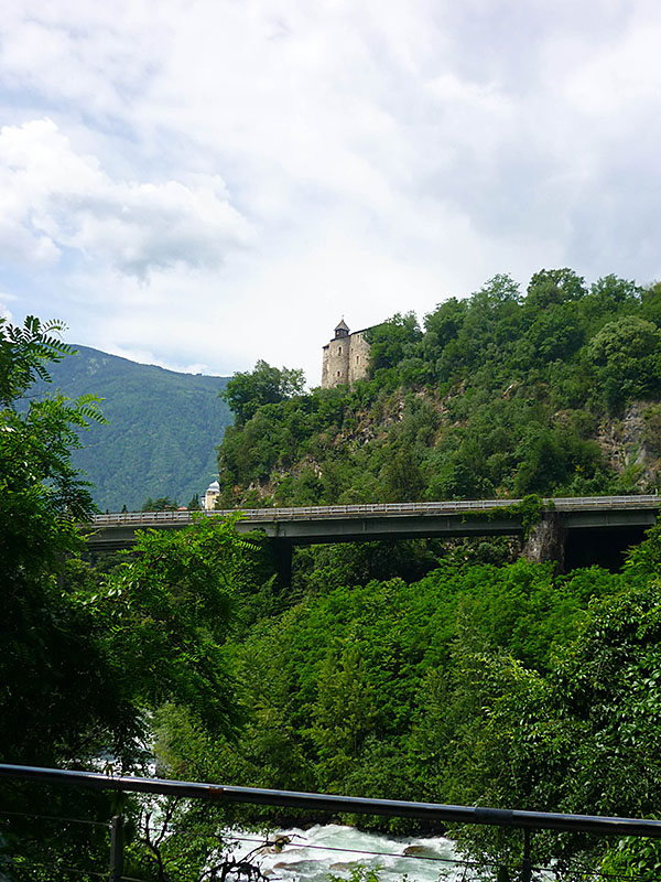 Im Vinschgau schauen &uuml;berall Burgen ins Tal hinab