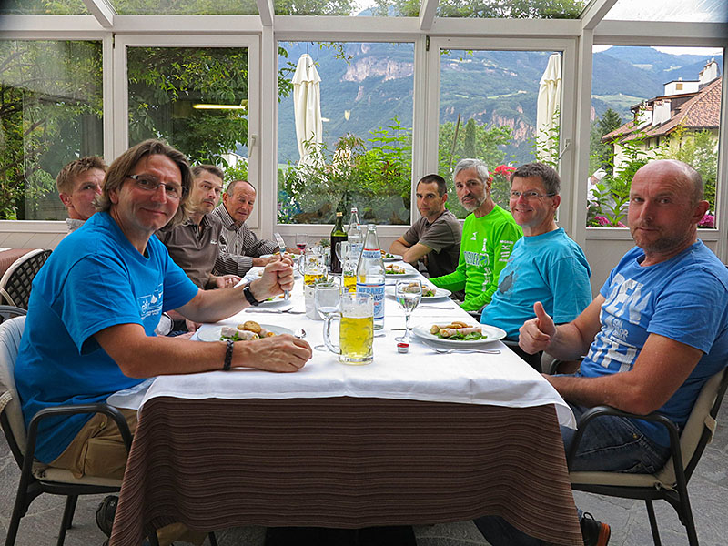 Unser Trupp bei der F&uuml;tterung ;-)