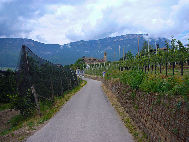 Das D&ouml;rfchen Montiggel kommt in Sicht