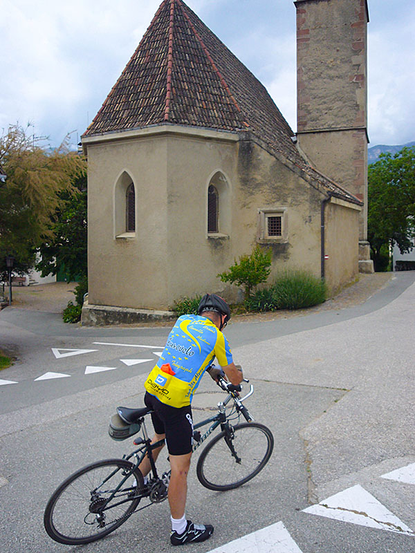 Orientierungspause an der Montiggler Kirche ...